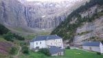 L'hôtellerie du Cirque de Gavarnie, au pied des parois montagneuses